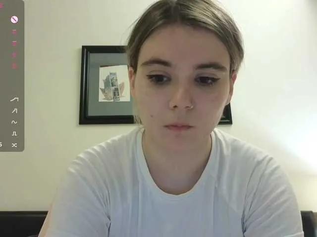 Alice-teaseee on BongaCams