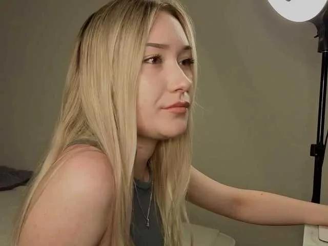 Blond-Whine on BongaCams