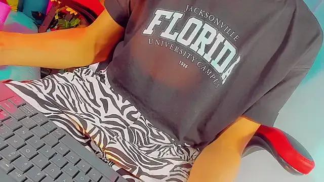 emelly_horny_ on StripChat 