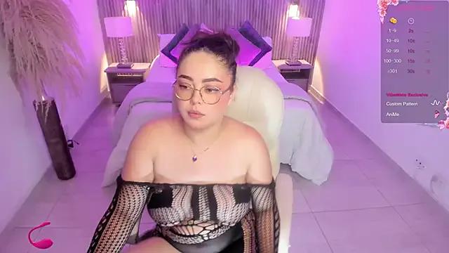 emmy_walker — open legs and put 3 fingers in pussy
