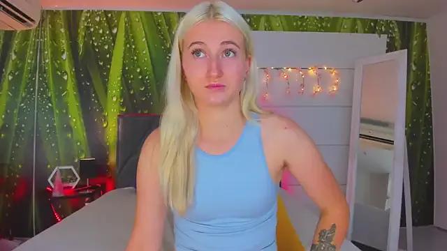 HollyTailors on StripChat 