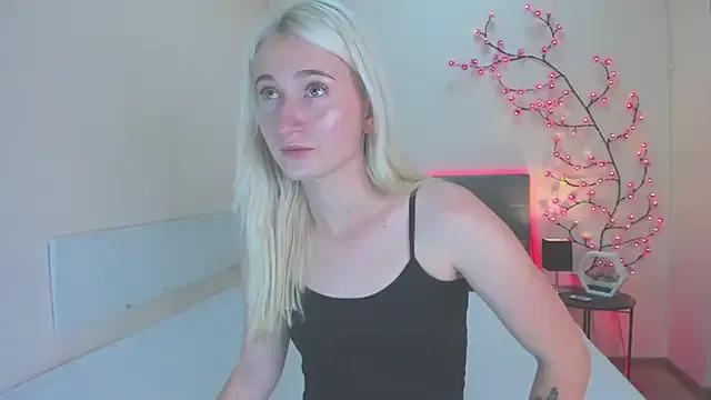 HollyTailors on StripChat 