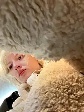 RonnieKiss — pussy show