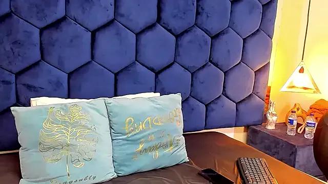 VELVETHUNTER_VC — spit my hand and rub my pussy